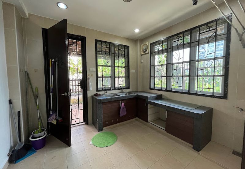 Jalan Suasana, Bandar Tun Hussein Onn