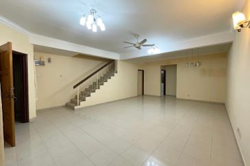 Taman Cheras Mewah, Near by The Peak and shop lot, freehold 2 Sty[20x70]
