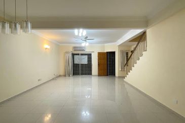 Taman Cheras Mewah, Near by The Peak and shop lot, freehold 2 Sty[20x70]