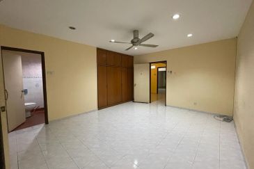 Taman Cheras Mewah, Near by The Peak and shop lot, freehold 2 Sty[20x70]