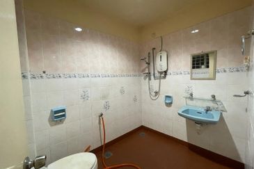 Taman Cheras Mewah, Near by The Peak and shop lot, freehold 2 Sty[20x70]