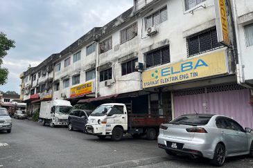 Taman Murni,Freehold 3 Sty Shop Lot, near Mrt,20x70