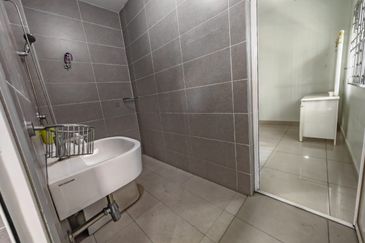 Jalan Suasana, Bandar Tun Hussein Onn