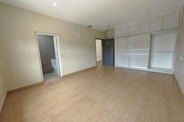 Jalan Suasana, Bandar Tun Hussein Onn