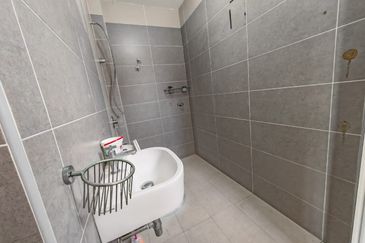 Jalan Suasana, Bandar Tun Hussein Onn