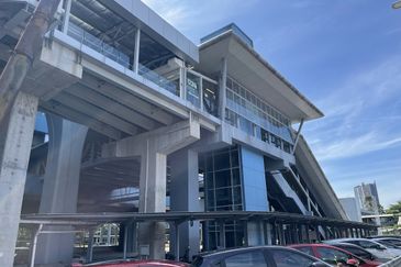 Taman Mutiara Barat 3 Sty shop for rent,facing main road n beside Mrt