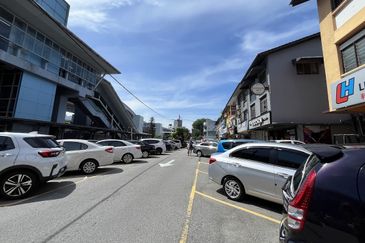 Taman Mutiara Barat 3 Sty shop for rent,facing main road n beside Mrt