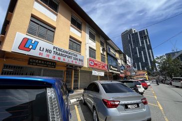 Taman Mutiara Barat 3 Sty shop for rent,facing main road n beside Mrt