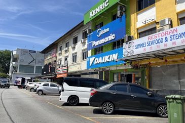 Taman Mutiara Barat 3 Sty shop for rent,facing main road n beside Mrt