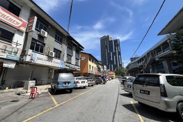 Taman Mutiara Barat 3 Sty shop for rent,facing main road n beside Mrt