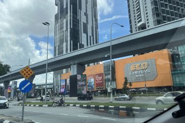 Taman Mutiara Barat 3 Sty shop for rent,facing main road n beside Mrt