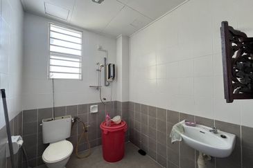 Taman Sungai Sering,Batu 9 Cheras,Selangor.3 Storey CORNER