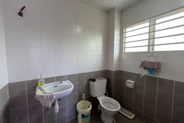 Taman Sungai Sering,Batu 9 Cheras,Selangor.3 Storey CORNER