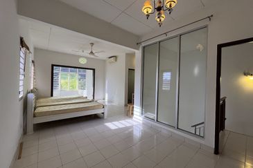 Taman Sungai Sering,Batu 9 Cheras,Selangor.3 Storey CORNER