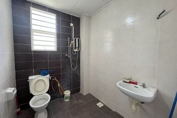 Taman Sungai Sering,Batu 9 Cheras,Selangor.3 Storey CORNER