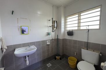 Taman Sungai Sering,Batu 9 Cheras,Selangor.3 Storey CORNER