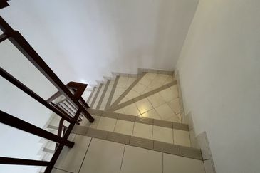 Taman Sungai Sering,Batu 9 Cheras,Selangor.3 Storey CORNER