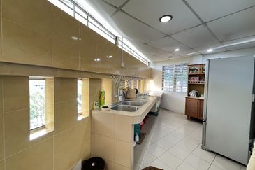 Taman Sungai Sering,Batu 9 Cheras,Selangor.3 Storey CORNER