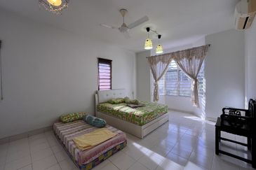 Taman Sungai Sering,Batu 9 Cheras,Selangor.3 Storey CORNER