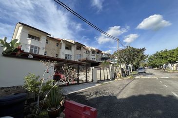 Taman Sungai Sering,Batu 9 Cheras,Selangor.3 Storey CORNER