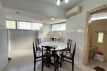 Taman Sungai Sering,Batu 9 Cheras,Selangor.3 Storey CORNER