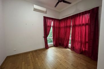 Avenue 4 @ Lake Valley , 3 Sty Semi D [40x80] CORNER,Partly furnish