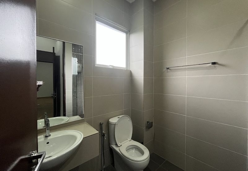 Avenue 4 @ Lake Valley , 3 Sty Semi D [40x80] CORNER,Partly furnish