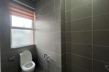 Avenue 4 @ Lake Valley , 3 Sty Semi D [40x80] CORNER,Partly furnish