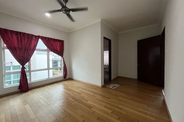 Avenue 4 @ Lake Valley , 3 Sty Semi D [40x80] CORNER,Partly furnish