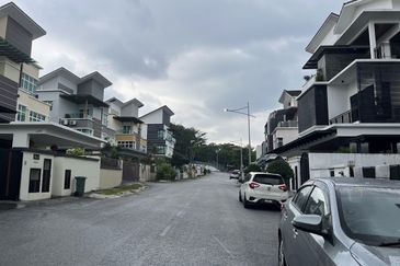 Avenue 4 @ Lake Valley , 3 Sty Semi D [40x80] CORNER,Partly furnish