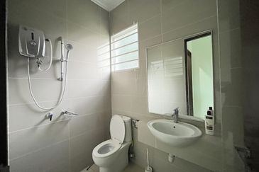 Avenue 4 @ Lake Valley , 3 Sty Semi D [40x80] CORNER,Partly furnish