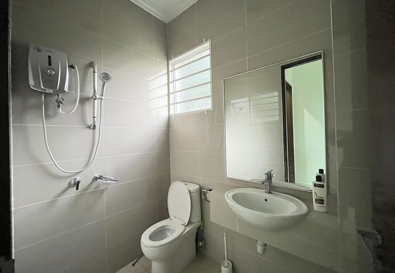 Avenue 4 @ Lake Valley , 3 Sty Semi D [40x80] CORNER,Partly furnish