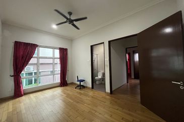 Avenue 4 @ Lake Valley , 3 Sty Semi D [40x80] CORNER,Partly furnish