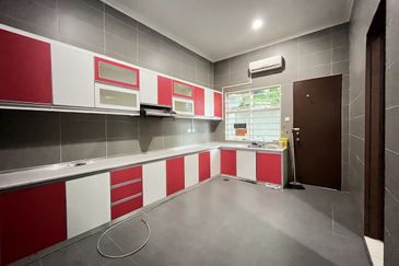 Avenue 4 @ Lake Valley , 3 Sty Semi D [40x80] CORNER,Partly furnish