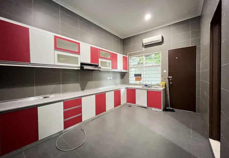 Avenue 4 @ Lake Valley , 3 Sty Semi D [40x80] CORNER,Partly furnish