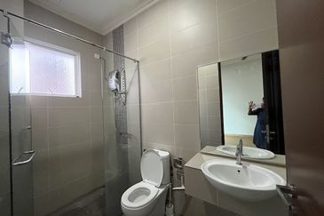 Avenue 4 @ Lake Valley , 3 Sty Semi D [40x80] CORNER,Partly furnish