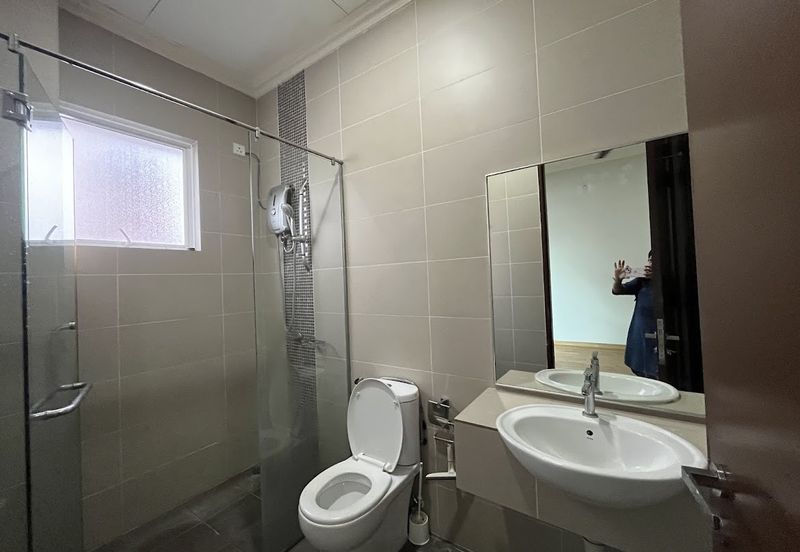 Avenue 4 @ Lake Valley , 3 Sty Semi D [40x80] CORNER,Partly furnish