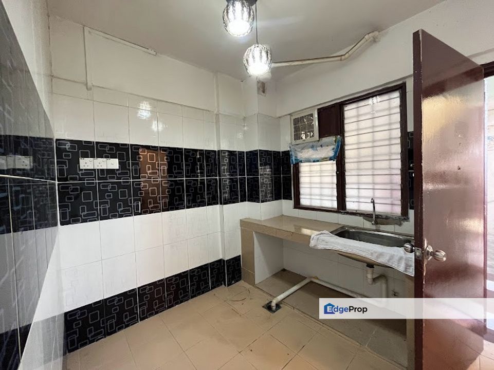 Segar Ria Apartment, Freehold CORNER,near Yulek n Leisure Mall, Kuala Lumpur, Cheras