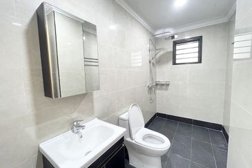 Jalan Suasana, Bandar Tun Hussein Onn