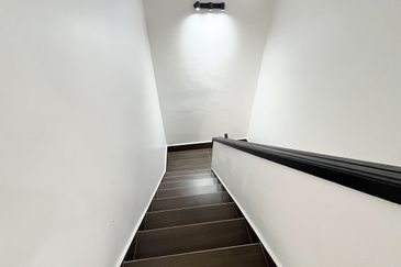 Jalan Suasana, Bandar Tun Hussein Onn