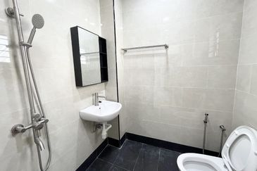 Jalan Suasana, Bandar Tun Hussein Onn