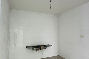 Taman Nadaya 92,Kajang.3 Storey Semi-D[40X90]Freehold,Below market 