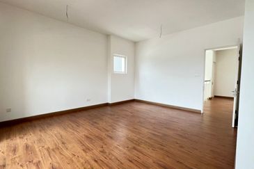 Taman Nadaya 92,Kajang.3 Storey Semi-D[40X90]Freehold,Below market 