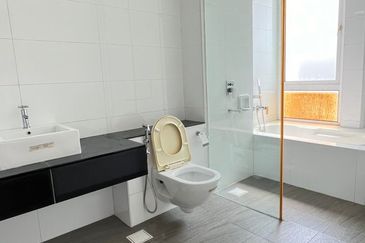 Taman Nadaya 92,Kajang.3 Storey Semi-D[40X90]Freehold,Below market 