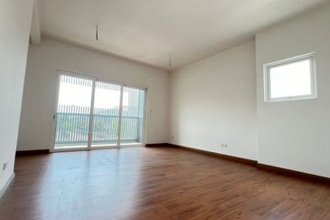 Taman Nadaya 92,Kajang.3 Storey Semi-D[40X90]Freehold,Below market 