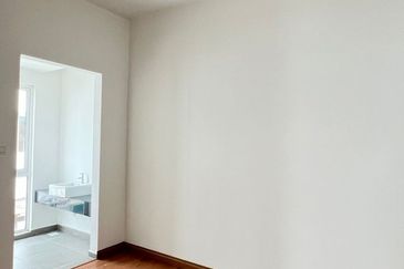 Taman Nadaya 92,Kajang.3 Storey Semi-D[40X90]Freehold,Below market 