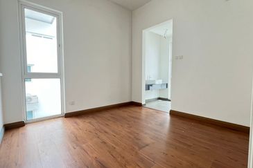 Taman Nadaya 92,Kajang.3 Storey Semi-D[40X90]Freehold,Below market 