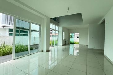 Taman Nadaya 92,Kajang.3 Storey Semi-D[40X90]Freehold,Below market 