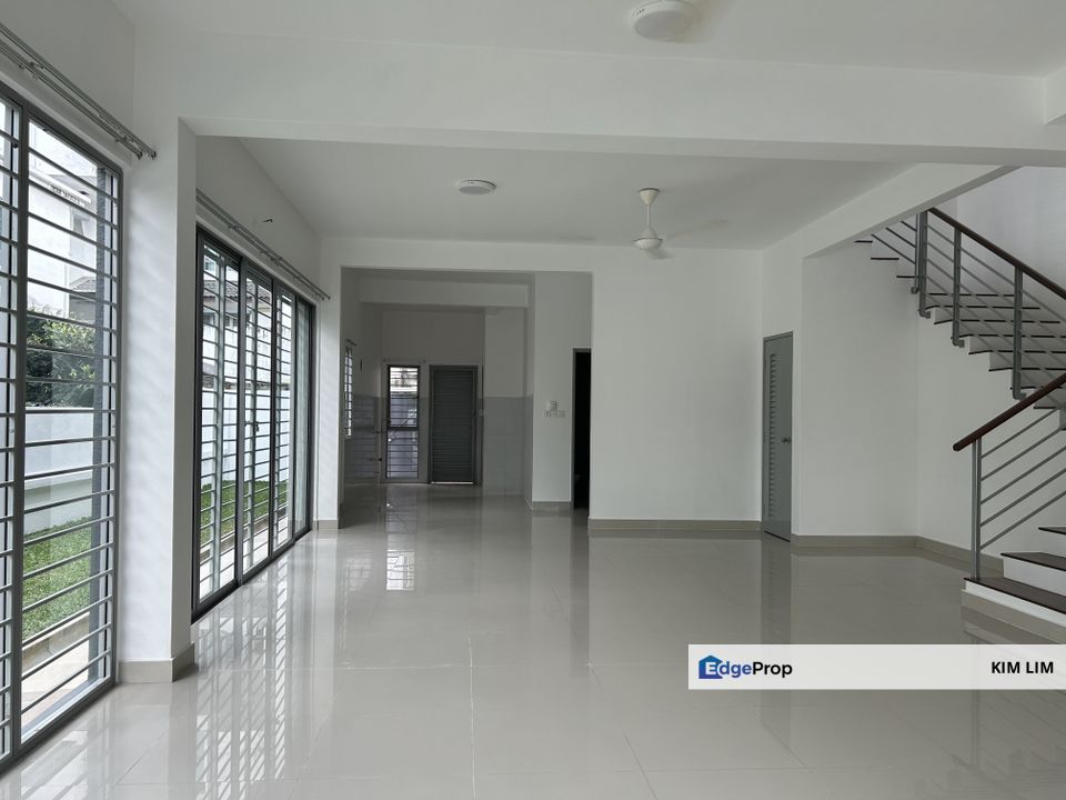 PRICE NEGOTIABLE , End Lot, Freehold, 24 hrs Guarded Security. Unit refurbished and well kept. Must view to offer, Selangor, Ampang