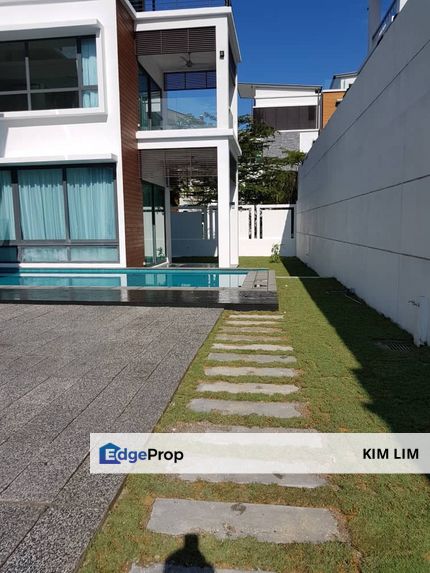 3 story bungalow house with private lift and pool. Partly furnished and well maintain. , Selangor, Ulu Kelang